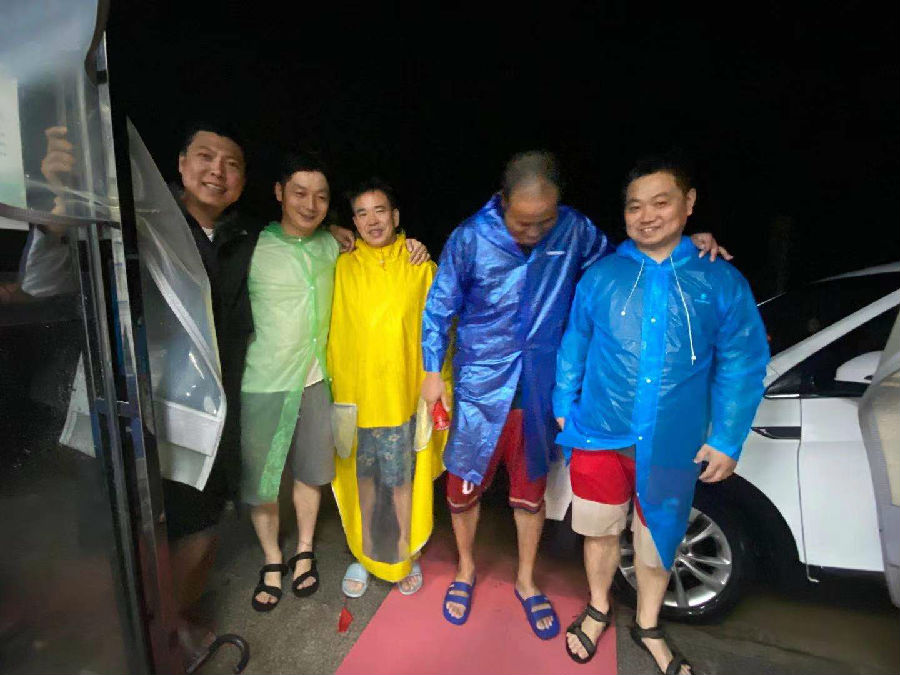 mk体育教师雨夜奋战筑起沙袋墙,降低社区的受灾损失.jpg